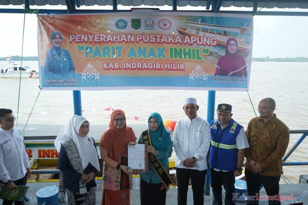 Bupati Herman dan Bunda Literasi Inhil Terima Bantuan Pustaka ApungPustaka “Parit Anak Inhil”