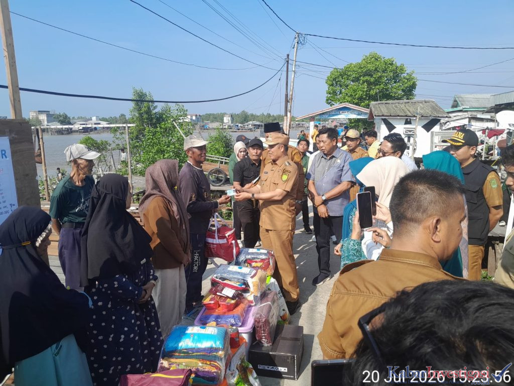 Bupati Indragiri Hilir H. Herman Tinjau Lokasi Bencana Tanah Longsor di Kuala Enok, Serahkan Bantuan Kepada Korban