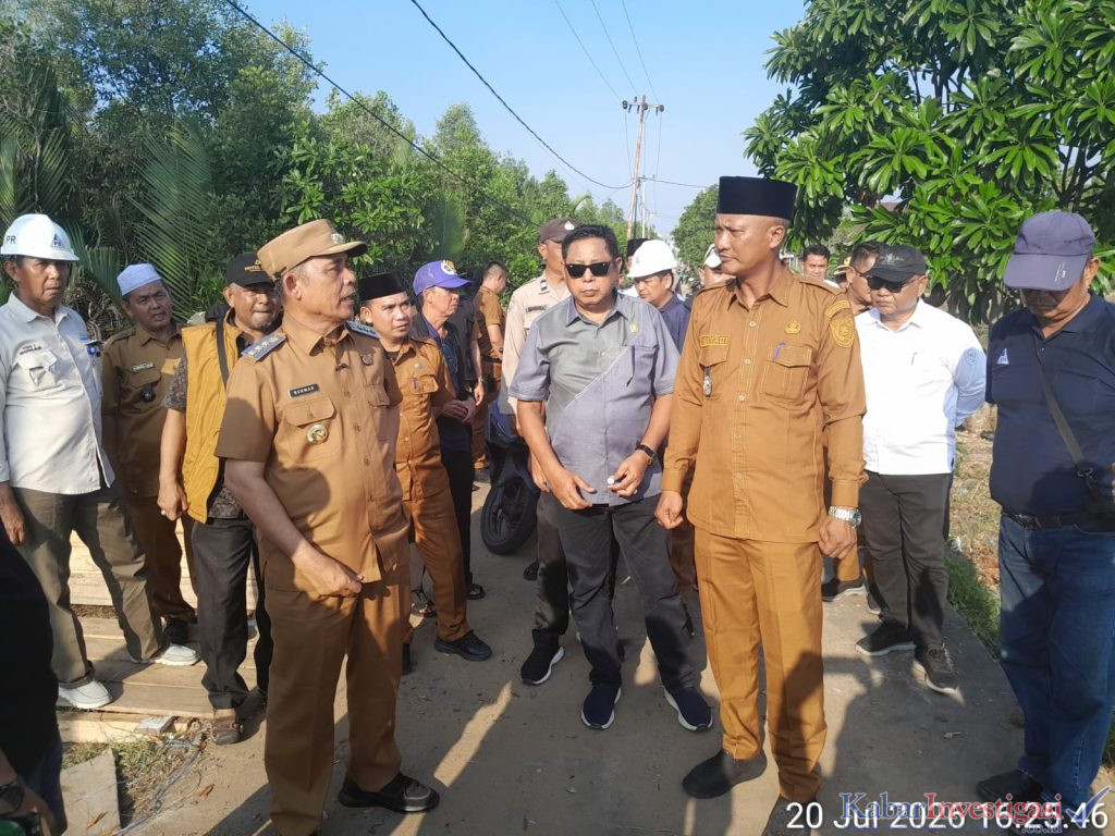 BUPATI H. HERMAN SERAHKAN BANTUAN KORBAN LONGSOR DI TANAH MERAH