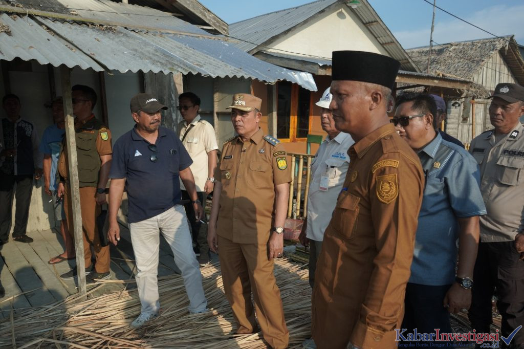 Bupati Herman Tinjau Lokasi Abrasi di Tanah Merah, Salurkan Bantuan dan Siapkan Langkah Penanganan Jangka Panjang