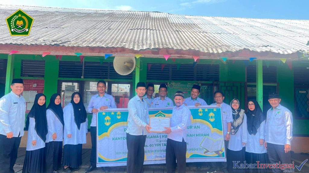 KUA TANAH MERAH SALURKAN MUSHaf AL-QUR’AN DARI SUMBANGAN CATIN UNTUK MI 02 YPI Tanah Merah