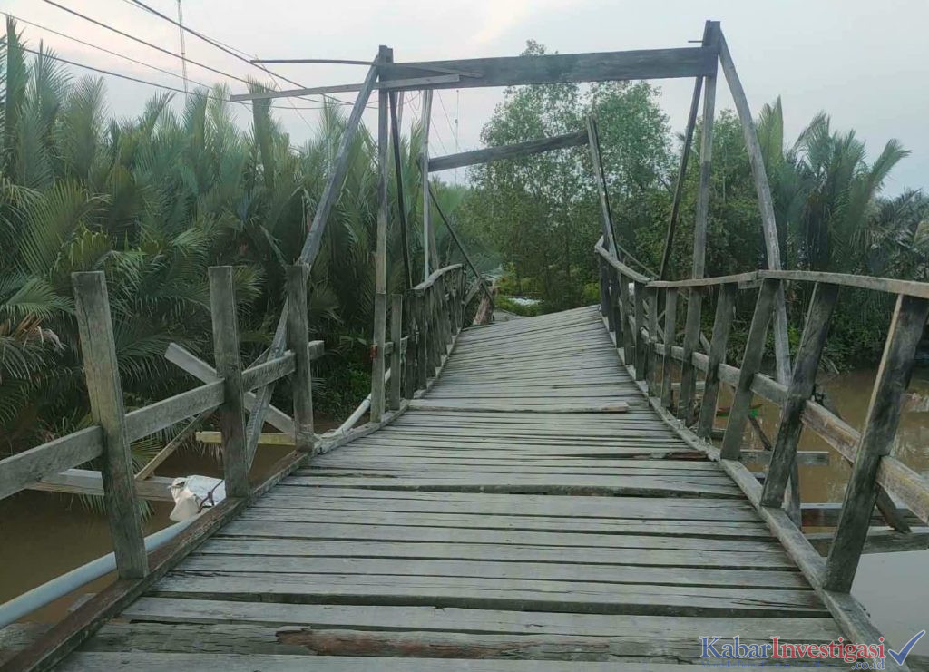JEMBATAN TEKULAI HILIR MENGKHAWATIRKAN, WARGA TAKUT RUBUH SAAT ANTAR ANAK SEKOLAH