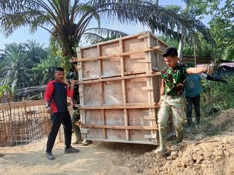 Personel Kodim Inhil Bersama Masyarakat Pacu Pembangunan Jembatan Gantung Perintis Garuda Wujud Nyata Kemanunggalan TNI dengan Rakyat