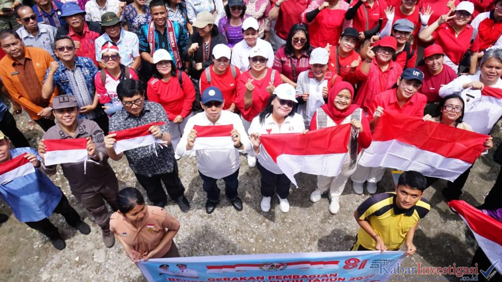 Pupuk Nasionalisme, Pemkab Tapanuli Utara Bagikan 1.814 Bendera Merah Putih di Siborong-borong