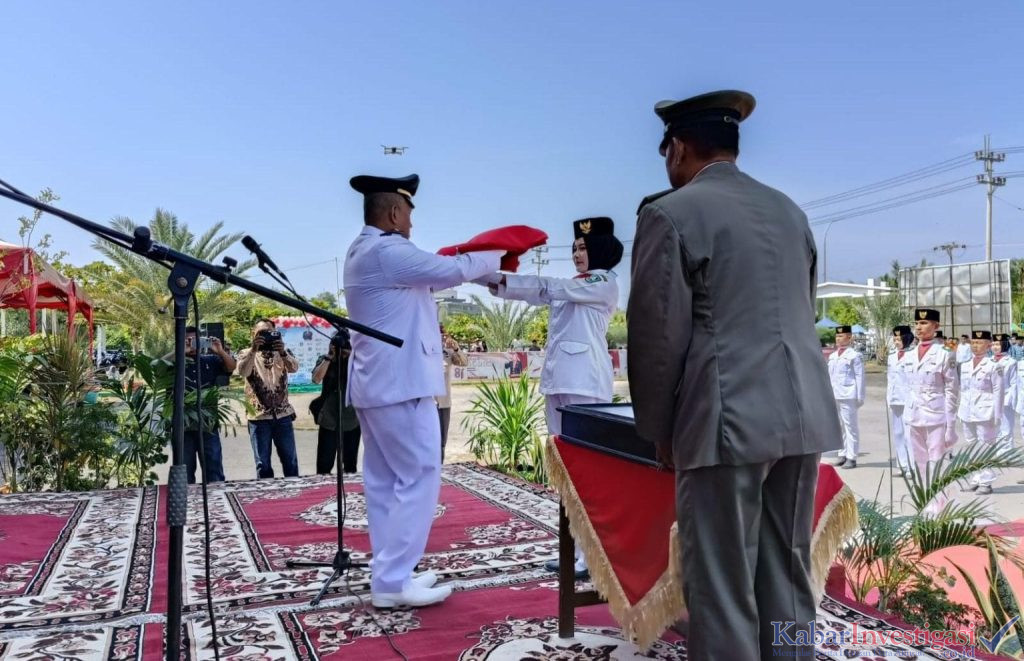 Camat Bukit Batu Kabupaten Bengkalis Kibarkan BenderaMerah Putih Paskibraka Pelajar