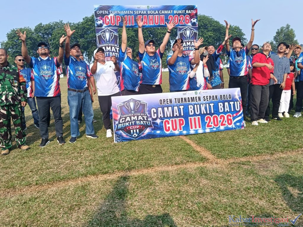 Pembukaan Open Tournamen Sepak Bola, Camat Bukit Batu CUP III di Resmi Dengan Pelepasan Puluhan Burung Perkutut ke angkasa.