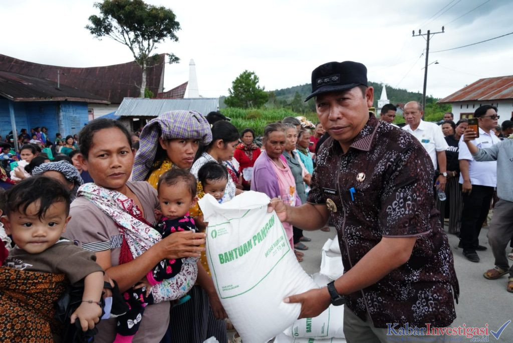Bupati Taput Salurkan Bantuan Pangan ke Ribuan Keluarga di Sipoholon, Dorong Warga Manfaatkan Sistem Perlinsos Digital
