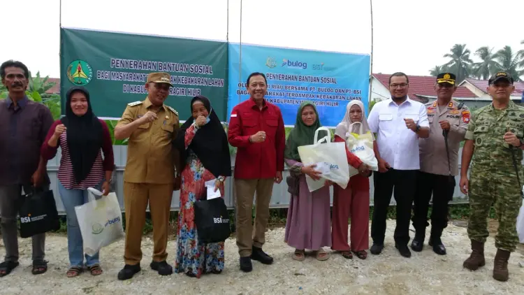 Bupati Inhil bersama Kajati Riau dan Kajari Inhil Salurkan Bantuan untuk Masyarakat Terdampak Kebakaran Lahan