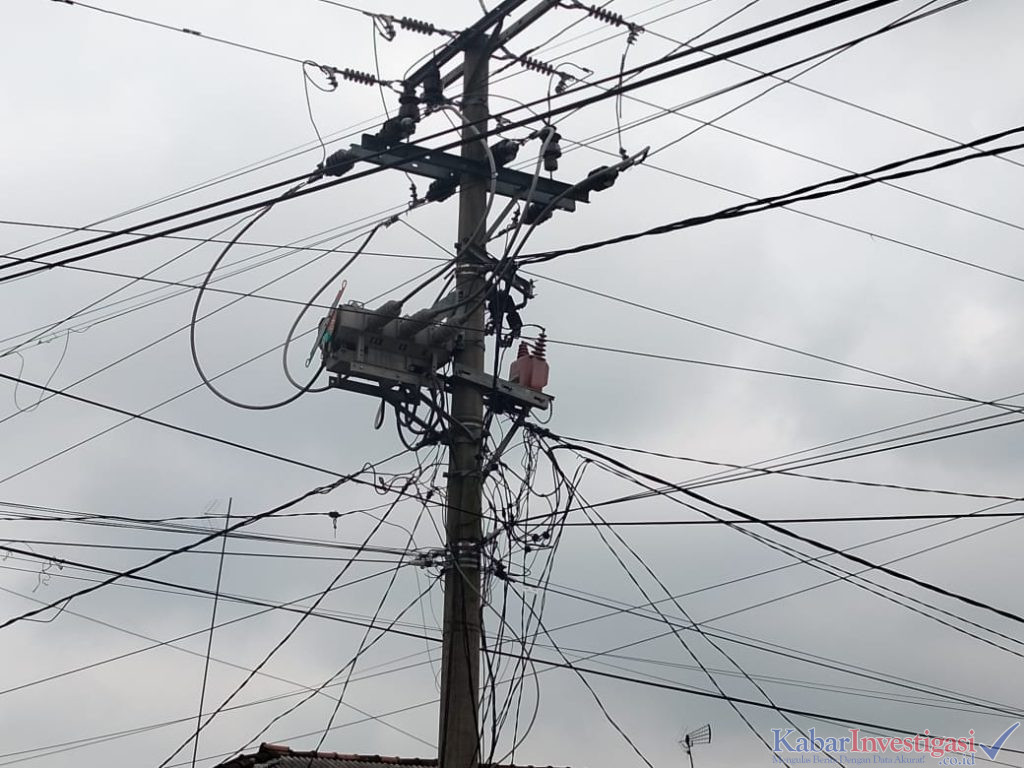 PLN Bongkar Fakta: Semua Kabel Provider di Tiang Tembilahan Tak Berizin