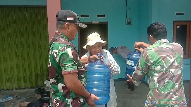 Wujud Kepedulian Kekeringan, Kodim 0314/Inhil Salurkan Air Bersih ke Tiga RT di Selensen Kemuning