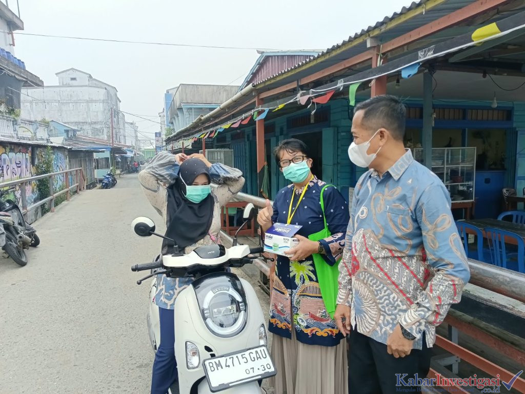 Cegah ISPA Akibat Kabut Asap, UPTD Puskesmas Kuala Enok Bersama Camat dan Lurah Bagi-Bagi Masker Gratis