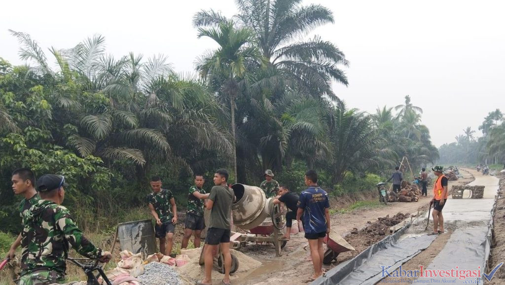 Wujudkan Akses Desa Lebih Baik, Kodim 0314/Inhil Bersama Warga Gotong Royong Semenisasi Jalan 1 Km di Kuala Lemang