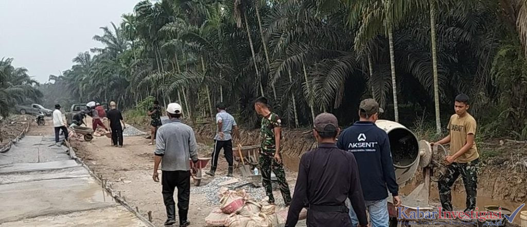 Wujudkan Akses Desa Modern, Kodim 0314/Inhil Bersama Warga Semenisasi Jalan 1 KM di TMMD ke-130